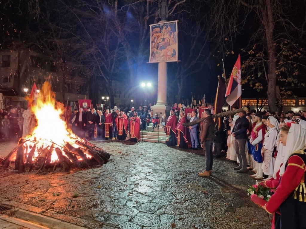 U Susret Najradosnijem Prazniku Badnjaci Nalo Eni Na Trgu Slobode Foto