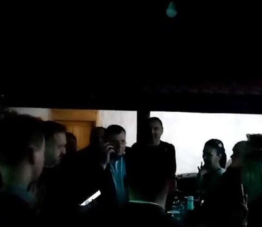 “Još si mlad, ima vremena” Dodik tokom proslave pobjede kandidata SNSD u Prijedoru telefonirao Nešiću i OVO MU PORUČIO (VIDEO)