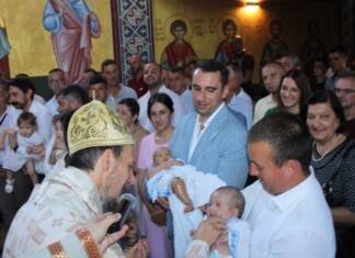 Vladika Dimitrije krstio pet mališana u Nevesinju /FOTO/