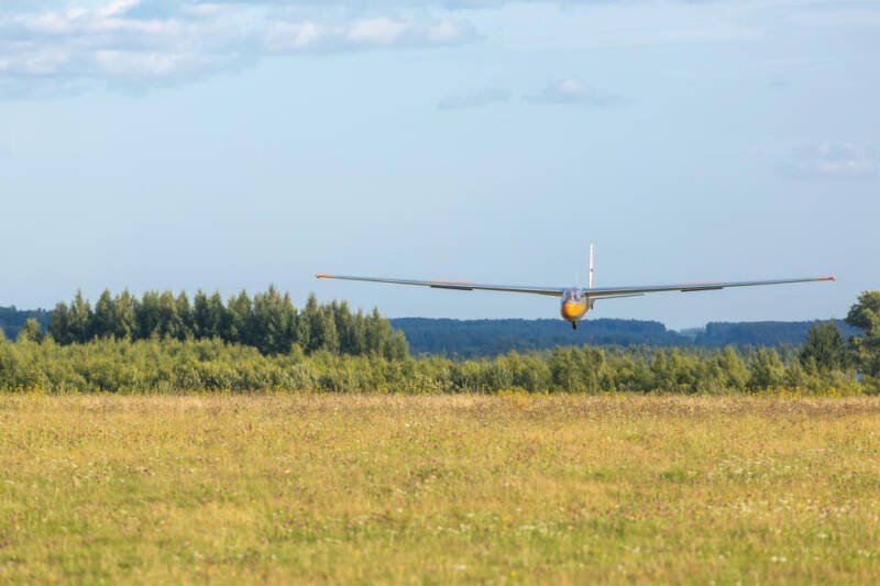 5691938_jedrilica-laki-avion_ls