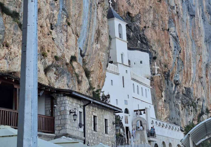 Manastir-Ostrog-3-872x610-1-696x487