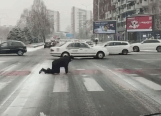 (VIDEO) Za rubriku vjerovali ili ne: Puzao preko pješačkog prelaza zbog snijega