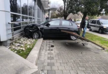 Neobična nezgoda u Hercegovini: Autom se zabila u zgradu Pošte