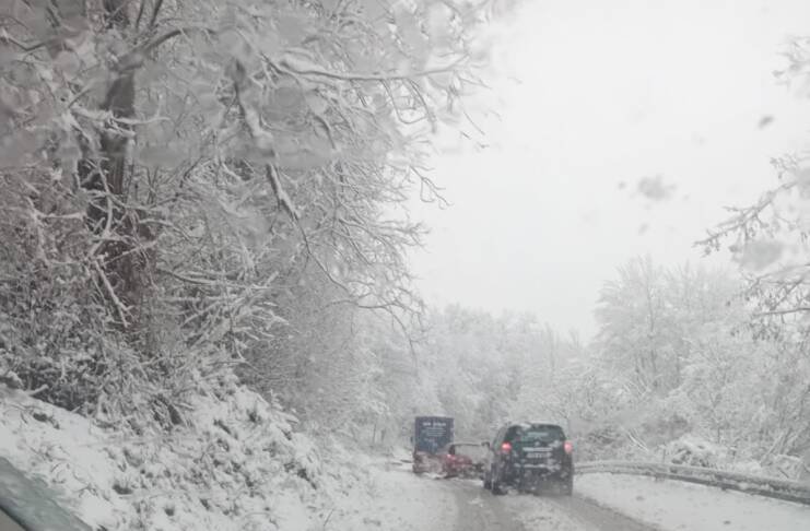Zastoj na putu Gacko – Foča: Snijeg iznenadio u februaru!/FOTO/