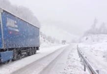 Snijeg stvara probleme, šleperi zaustavljeni na putu od Korita do Tjentišta (VIDEO)