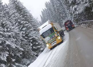 Snijeg prekinuo saobraćaj za teretnjake na više dionica