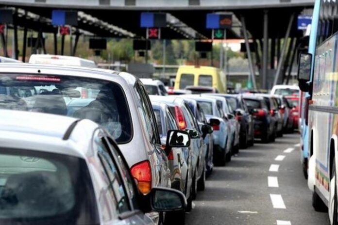 kolone-granica-696x464