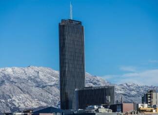 S padobranom skočio sa najvišeg nebodera u Hrvatskoj na automobil