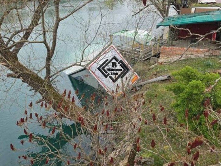 sletio kamion u rijeku