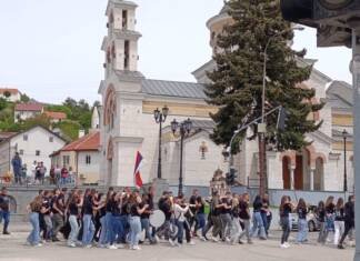 Gatački maturanti proslavili kraj školovanja uz trubače /FOTO/