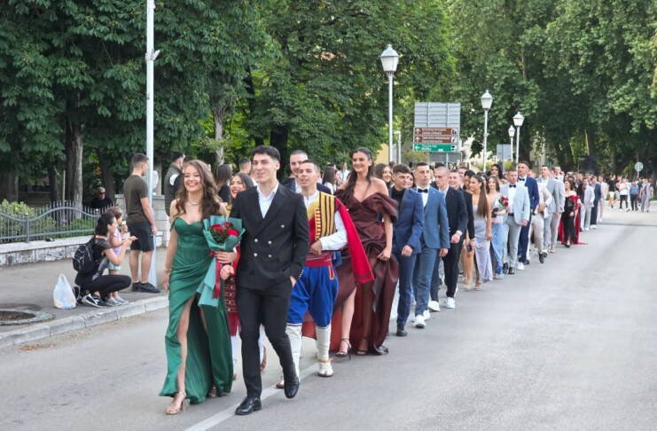 Mladost i ljepota prošetali Trebinjem – maturanti Tehničke škole otvorili maturantske svečanosti (Foto)