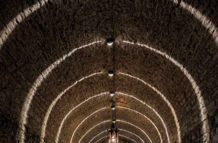 Nova rasvjeta uljepšala Trg Travunija i tunel na ulazu u Stari grad (FOTO, VIDEO)