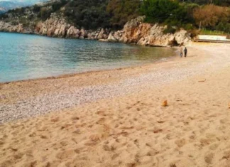 Nesvakidašnja scena u Crnoj Gori: Tepihom „rezervisao“ mjesto na plaži, mreže se usijale