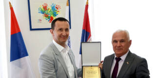 Plaketa zahvalnosti Trebinju za dugogodišnje učešće u projektima pomoći srpskom narodu na Kosovu i Metohiji
