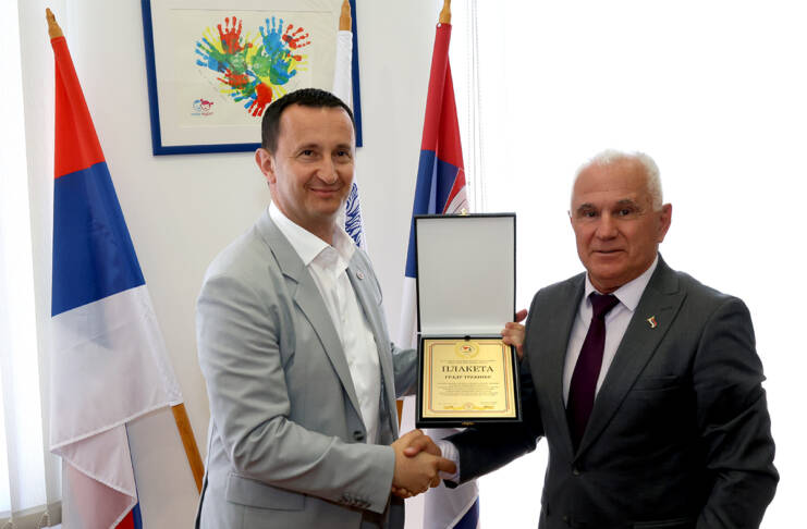 Plaketa zahvalnosti Trebinju za dugogodišnje učešće u projektima pomoći srpskom narodu na Kosovu i Metohiji