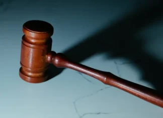 Trebinjac optužen da je djevojci polomio dva pršljena