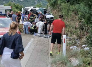 Kombi sletio s puta Kotor-Nikšić: Jedna osoba poginula, 16 povrijeđenih