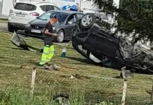 Jedan auto u kanalu, drugi 15 metara dalje na krovu: Teška nesreća u BiH