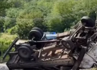 Žena poginula, više osoba povrijeđeno u sudaru auta i kamiona