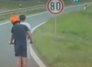 Dječaci na trotinetu jurili auto-putem u Srbiji (VIDEO)