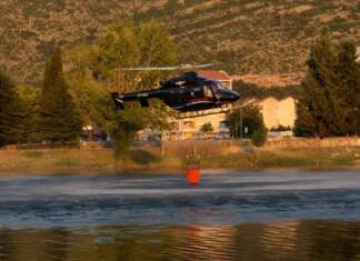 Helikopter MUP-a gasi požar u Trebinju