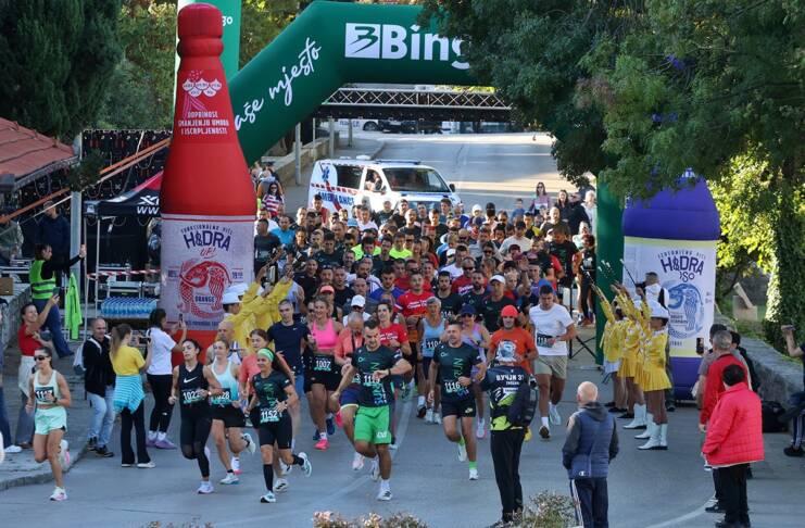 Preko 350 takmičara trčalo polumaraton – Emir Hastor i Lara Droz prvi do cilja (FOTO)