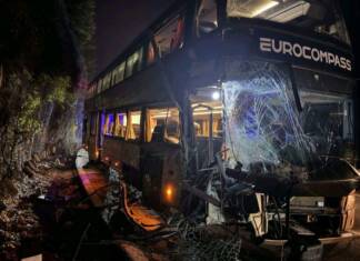 Autobus sa učenicima iz Crne Gore udario u stijenu, ima povrijeđenih /FOTO/