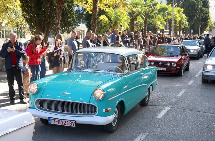 Spektakl na četiri točka u Trebinju: Održana revija i izložba oldtajmera u okviru „Relija Ćirinom trasom“/FOTO/